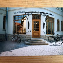 Haus mit Holztür und Steintreppe